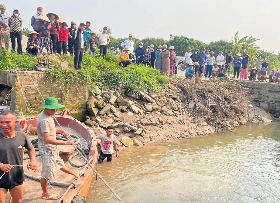 Nam sinh lớp 9 đuối nước, tử vong khi nhảy từ thành tàu xuống sông tắm
