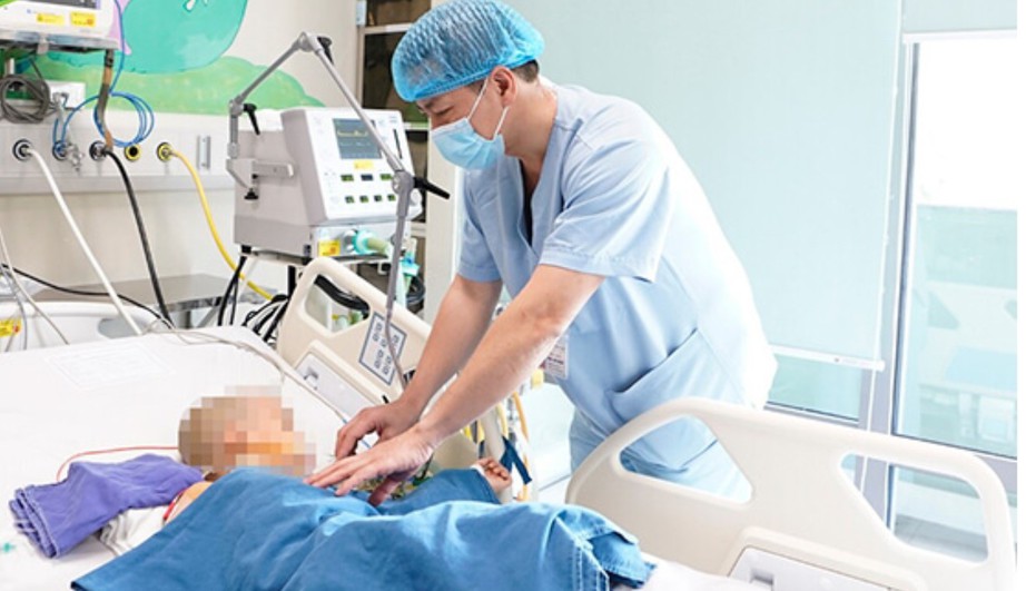 Bé trai 5 tuổi nguy kịch vì bỏ thuốc điều trị chứng thận hư