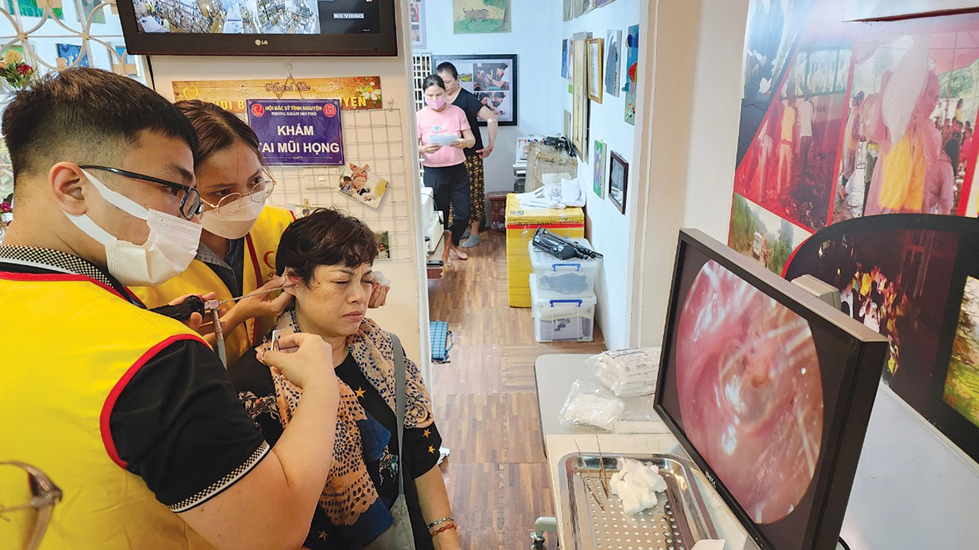 Phòng khám 0 đồng trong quán cà phê ở Hà Nội