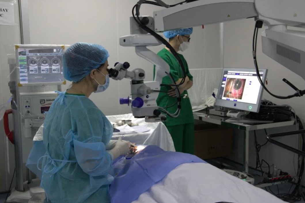 Mổ Phaco cho bệnh nhân.