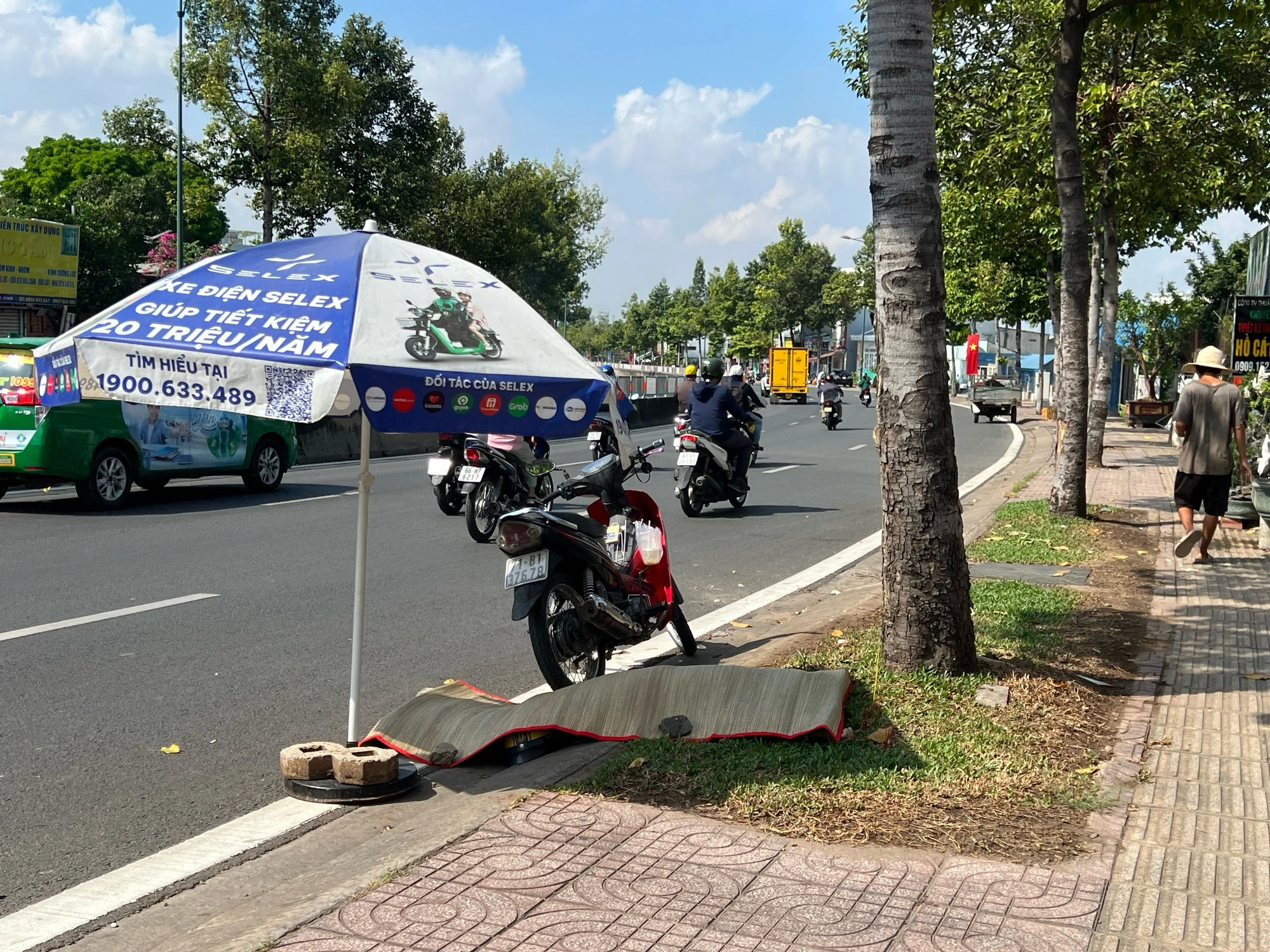 Đang đi xe máy, người đàn ông dừng lại bên đường rồi tử vong