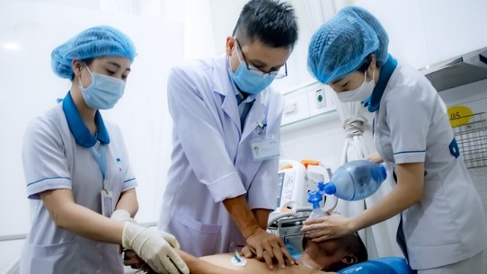 Người đàn ông ngưng tim 10 phút do điện giật được cứu sống