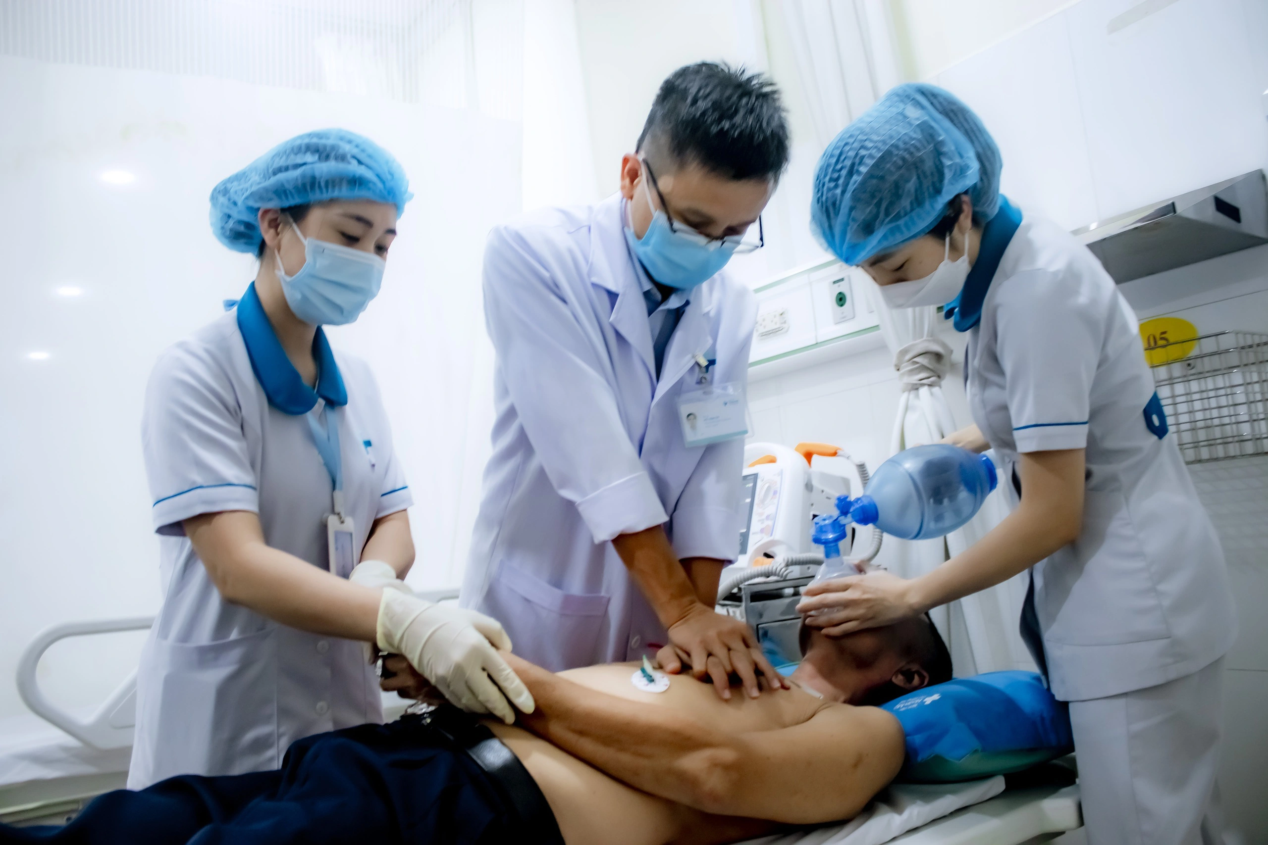 Người đàn ông ngưng tim 10 phút do điện giật được cứu sống