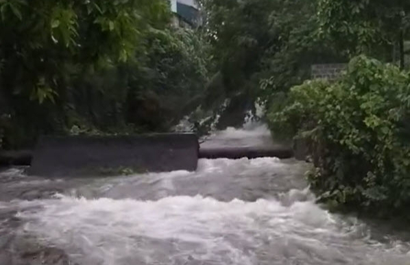 Người đàn ông ở Hà Nội bị nước cuốn trôi, tử vong Người đàn ông ở Hà Nội bị nước cuốn trôi, tử vong