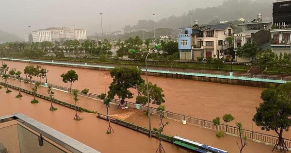 Thành phố Sơn La chìm trong biển nước, người dân gấp rút chạy lũ trong đêm