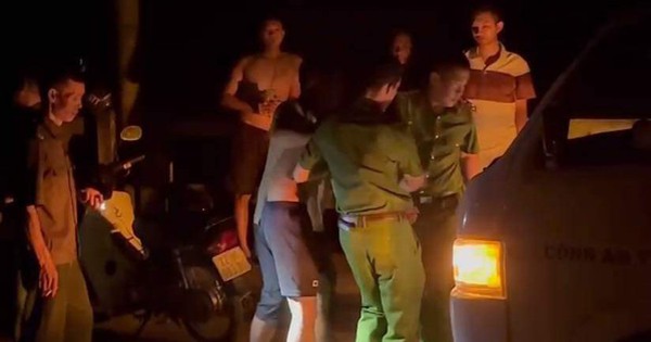 Giải cứu người đàn ông ôm con gái định nhảy cầu tự tử