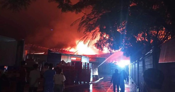 Cháy công ty gỗ rộng 5.000m2 trong khu công nghiệp ở Bình Dương