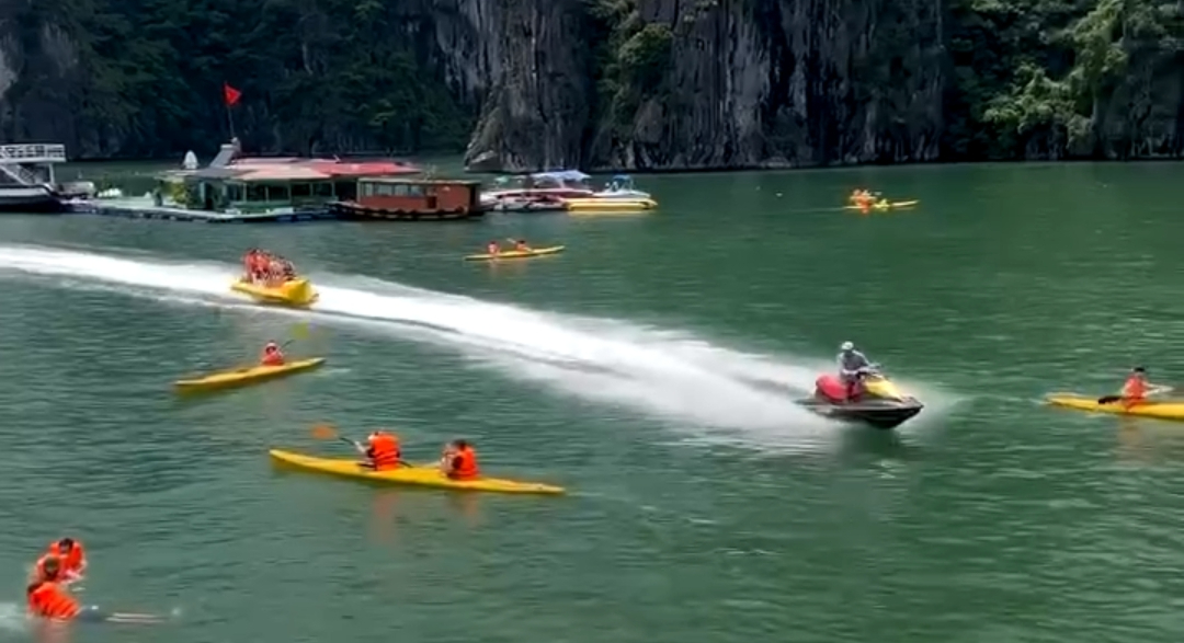 Bất an dịch vụ lướt phao chuối không phép trên vịnh Lan Hạ Bất an dịch vụ lướt phao chuối không phép trên vịnh Lan Hạ