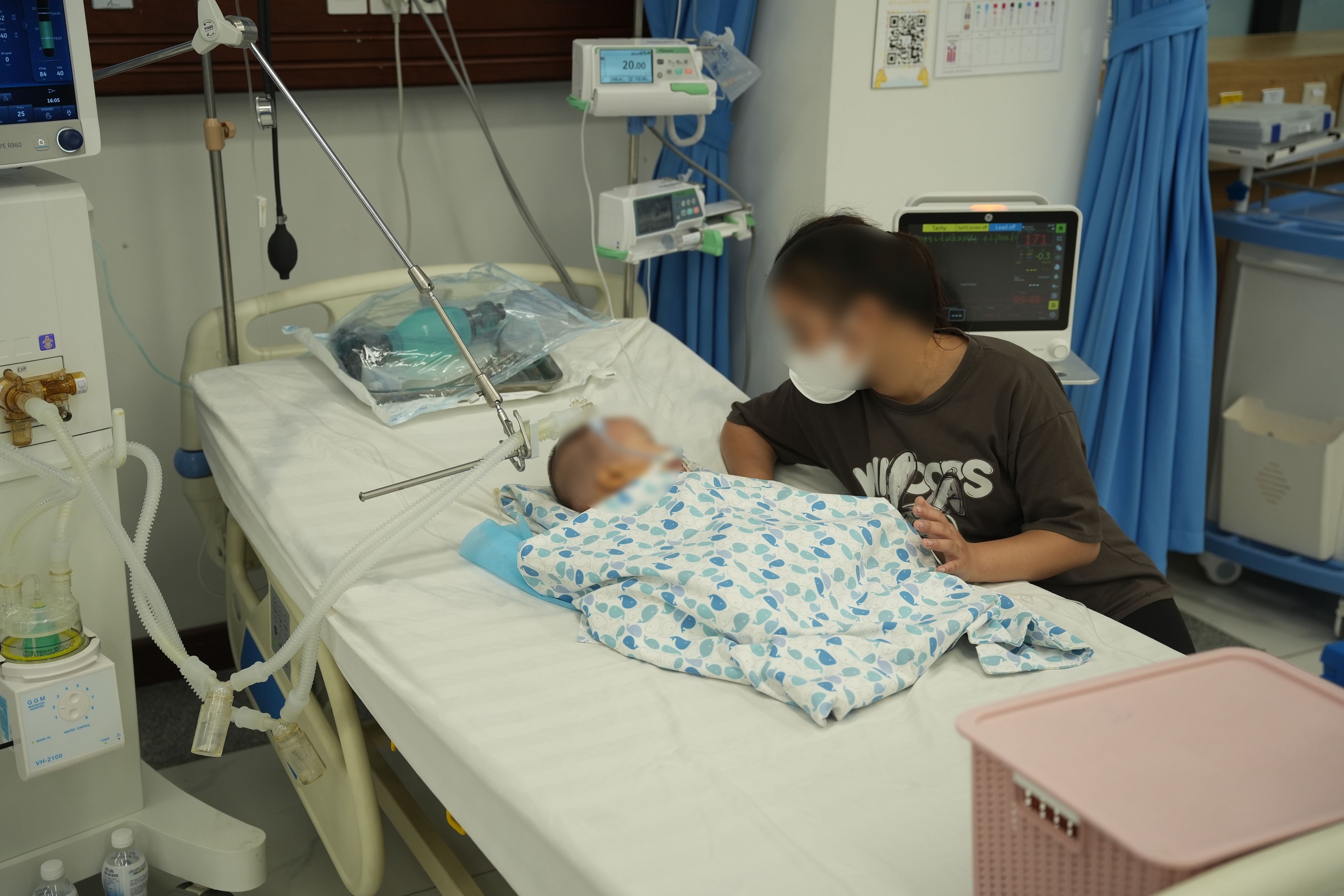 Bé trai 15 tháng tuổi tổn thương phổi nặng vì uống phải tinh dầu đuổi muỗi