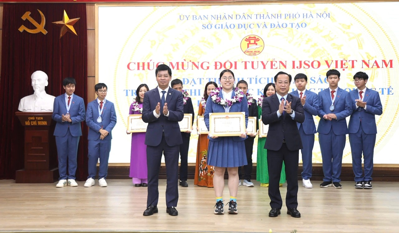 Hà Nội: Gặp mặt, chúc mừng thành tích đội tuyển thi Olympic Khoa học trẻ quốc tế