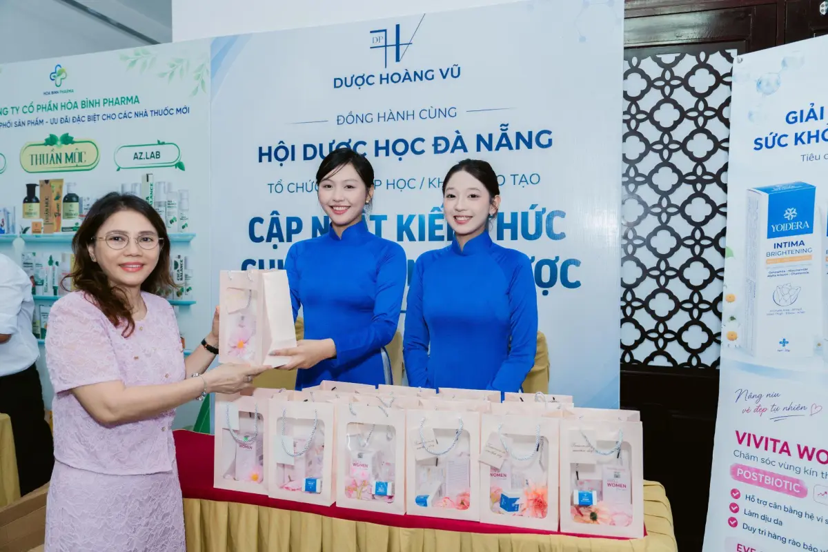 Dược Hoàng Vũ trao đổi, giao lưu cùng dược sĩ