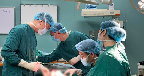 Người đàn ông suýt mất chân vì đắp lá chữa bỏng lửa