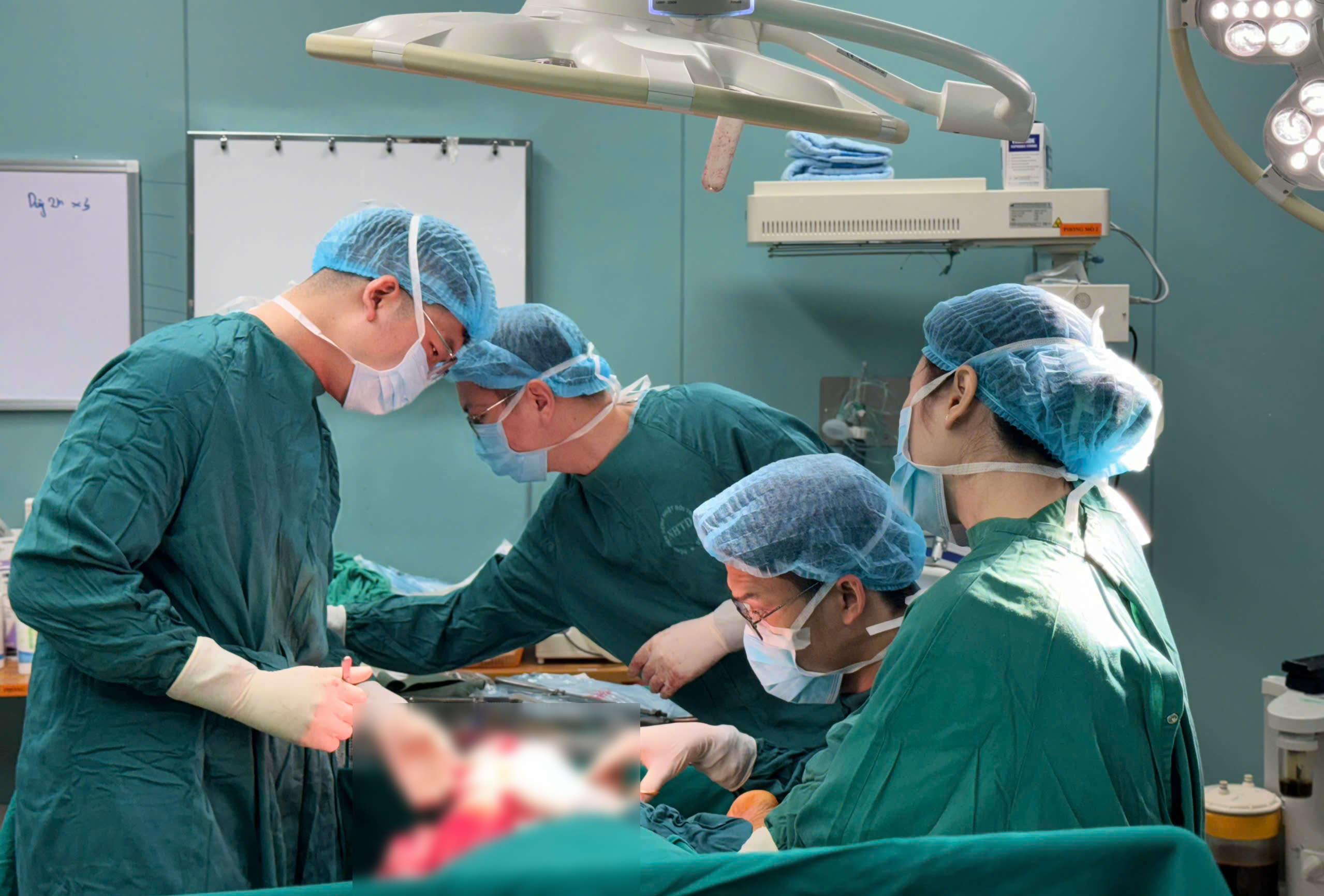 Người đàn ông suýt mất chân vì đắp lá chữa bỏng lửa- Ảnh 1.