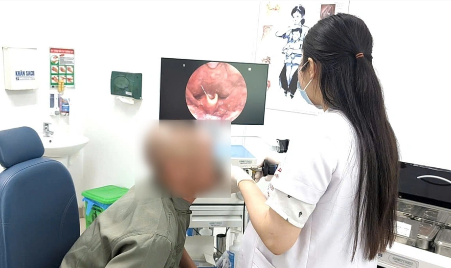 Người đàn ông suýt tắc đường thở vì thói quen nhai đá lạnh giải nhiệt- Ảnh 1.