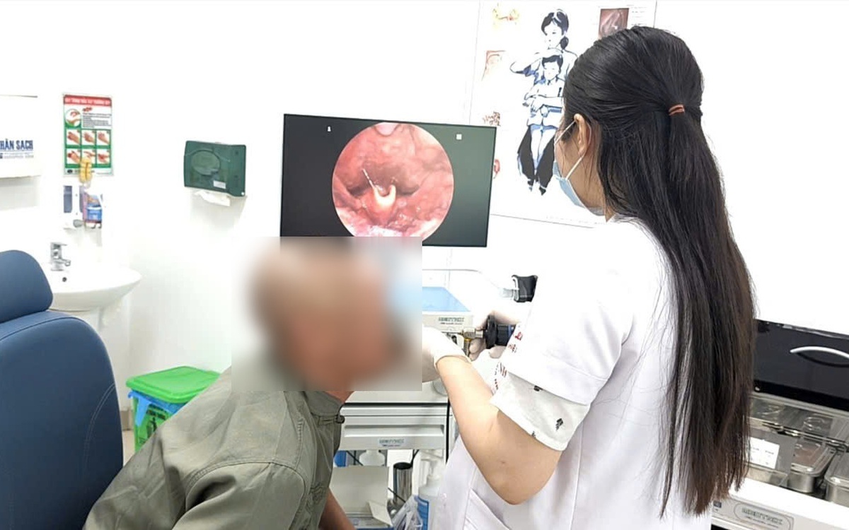Người đàn ông suýt tắc đường thở vì thói quen nhai đá lạnh giải nhiệt