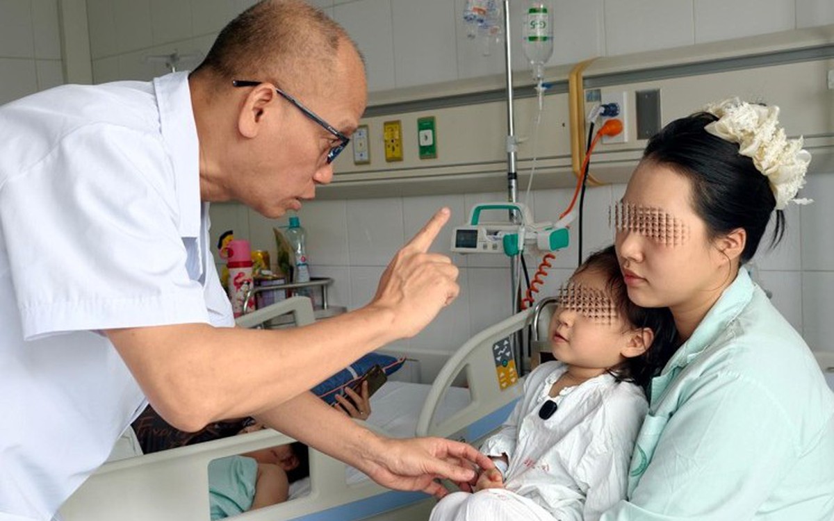 Bé gái 2,5 tuổi bị que xiên thịt đâm vào sọ não