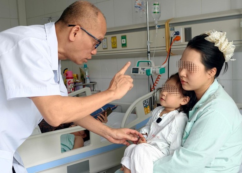Bé gái 2,5 tuổi bị que xiên thịt đâm sâu nguy cơ xuyên sọ não- Ảnh 2.