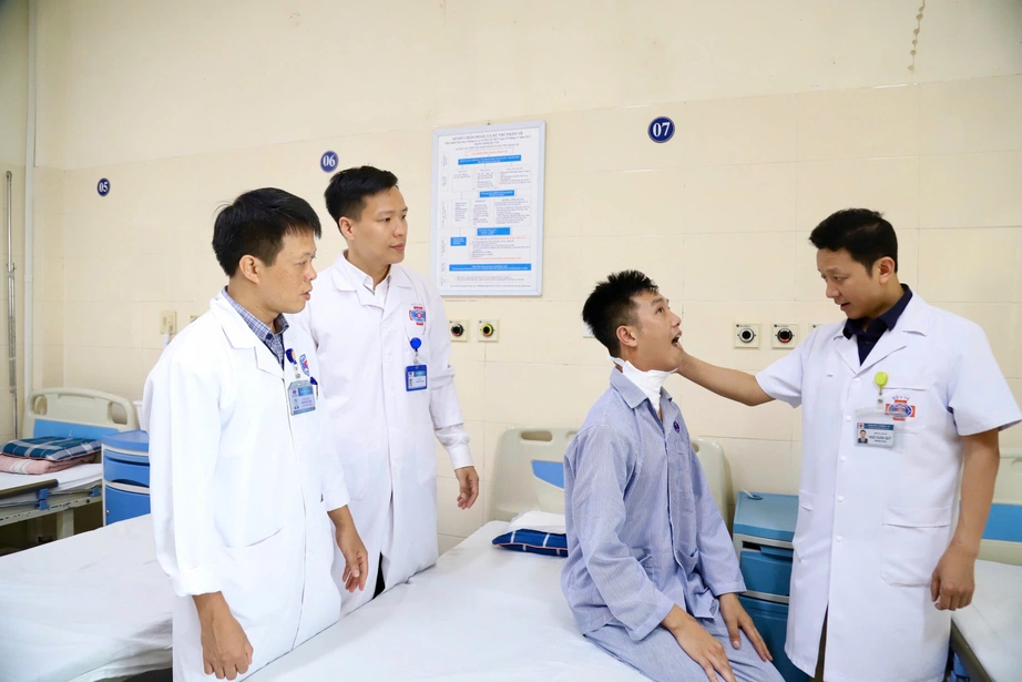 Vừa cắt khối u vừa vi phẫu tạo hình giúp mang lại cuộc sống mới cho bệnh nhân ung thư lưỡi- Ảnh 2. Vừa cắt khối u vừa vi phẫu tạo hình giúp mang lại cuộc sống mới cho bệnh nhân ung thư lưỡi- Ảnh 2.