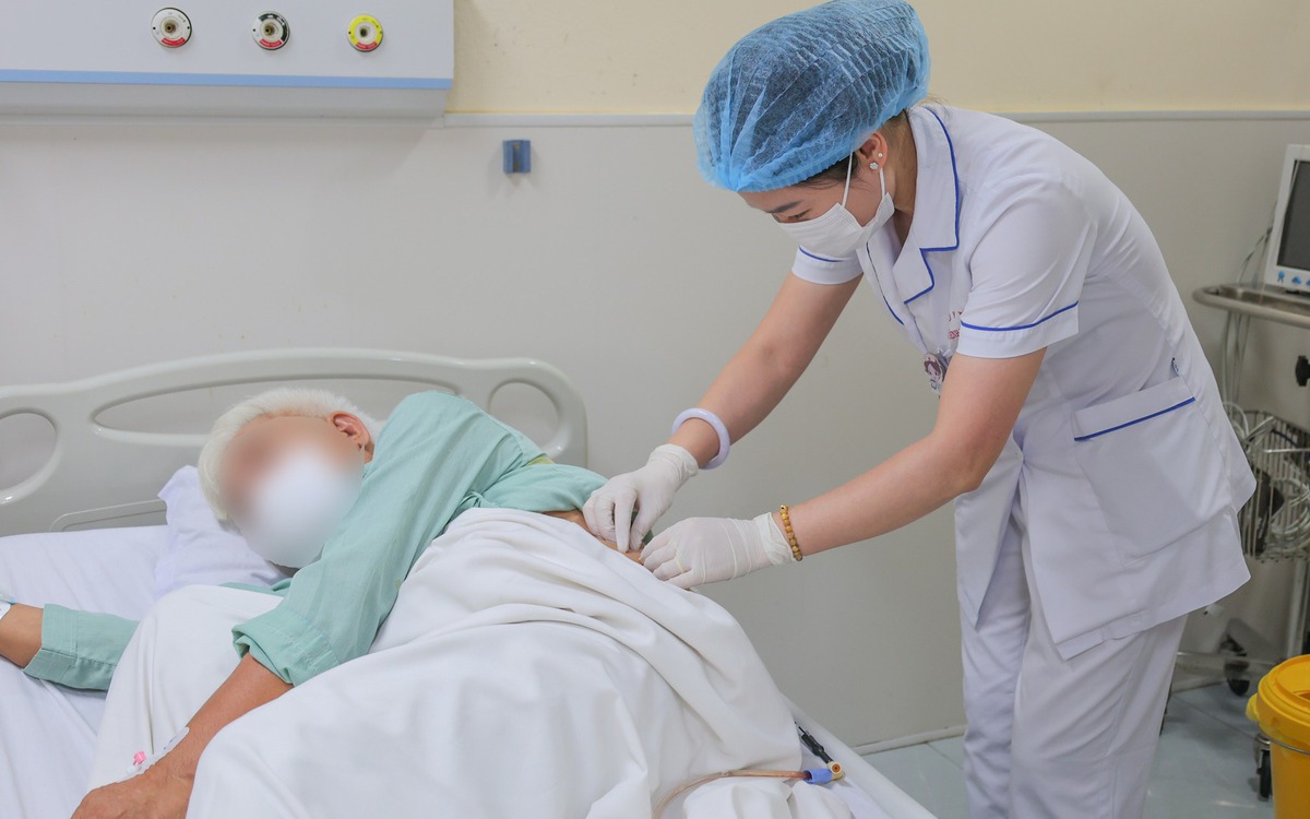 Tán sỏi thận qua da thành công cho cụ ông có quả thận "chui" sát vòm ngực