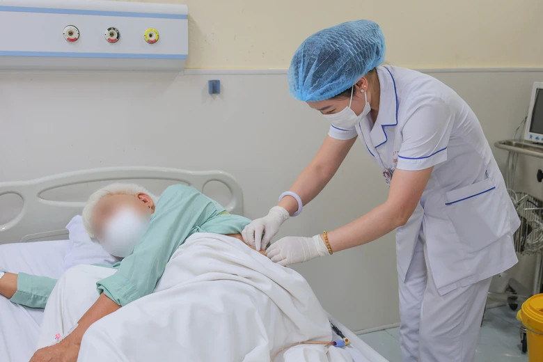Tán sỏi thận qua da thành công cho cụ ông có quả thận "chui" sát vòm ngực- Ảnh 1. Tán sỏi thận qua da thành công cho cụ ông có quả thận "chui" sát vòm ngực- Ảnh 1.