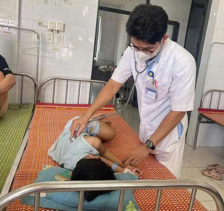 Đà Nẵng: 43 người nghi ngộ độc sau khi ăn bánh mì, trong đó có 22 học sinh img