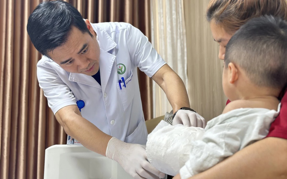 Cứu bàn tay bé trai 22 tháng tuổi gần đứt rời do máy dập cốc