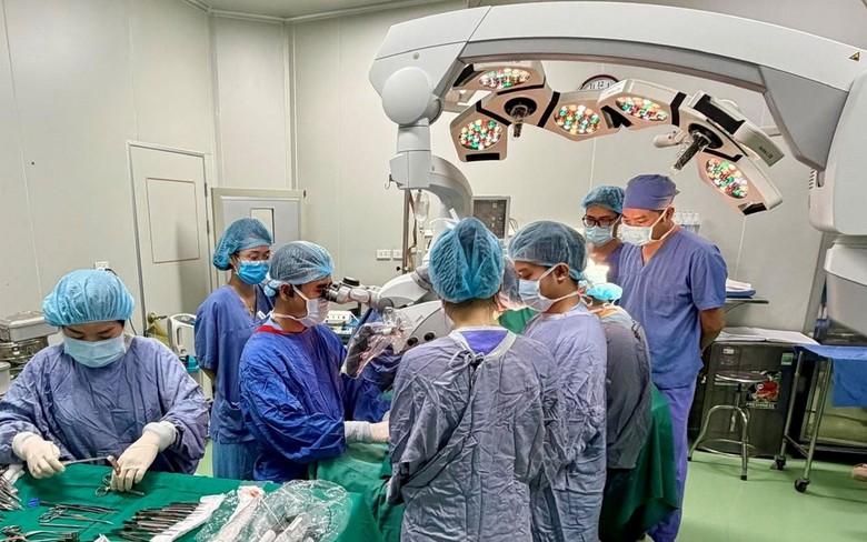 Cứu bàn tay bé trai 22 tháng tuổi gần đứt rời do máy dập cốc Cứu bàn tay bé trai 22 tháng tuổi gần đứt rời do máy dập cốc - Ảnh 1.