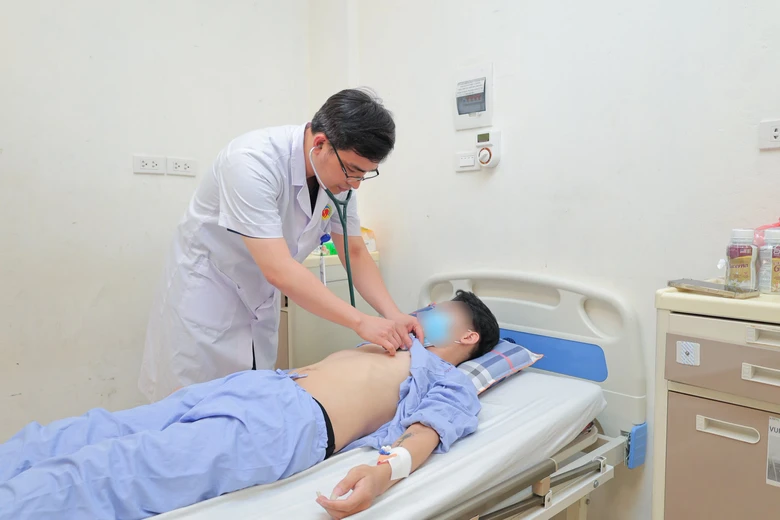 Hút thuốc lá từ 15 tuổi, nam thanh niên cấp cứu vì nhồi máu cơ tim - Ảnh 1.