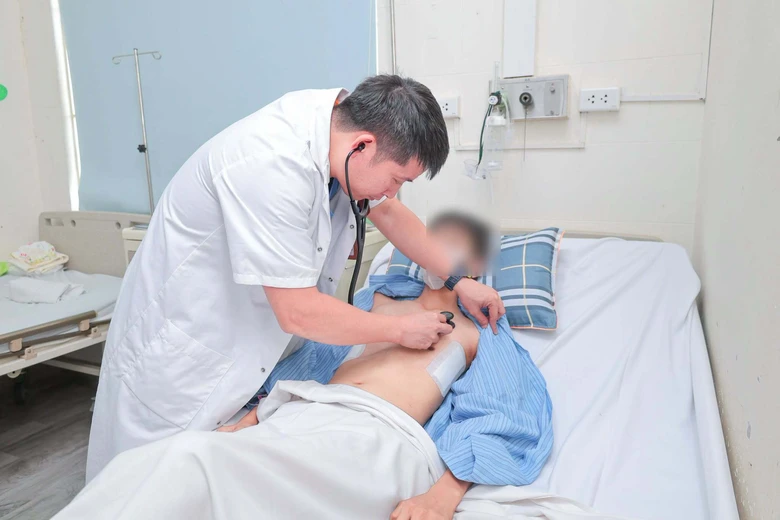 Chủ quan với lõm ngực bẩm sinh, bé trai 13 tuổi bị chèn ép tim, phổi nặng Chủ quan với ngực lõm bẩm sinh, bé trai 13 tuổi bị chèn ép tim, phổi nặng - Ảnh 1.