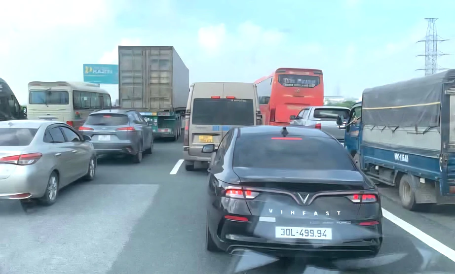 Xe tải lật trên cao tốc Ninh Bình - Hà Nội, giao thông ùn tắc gần 2 giờ Xe tải lật trên cao tốc Ninh Bình - Hà Nội gây ùn tắc giao thông gần 2 giờ - Ảnh 1.