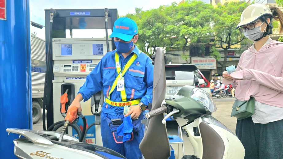 Giá xăng giảm về 20.000 đồng/lít img