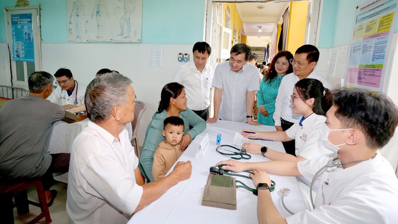 Huế: Khám sức khỏe miễn phí cho hơn 1.000 người dân - Ảnh 1.