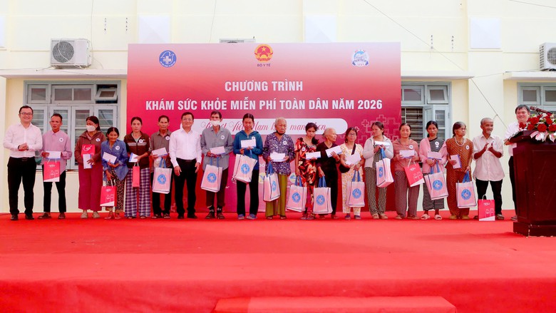Huế: Khám sức khỏe miễn phí cho hơn 1.000 người dân - Ảnh 3.