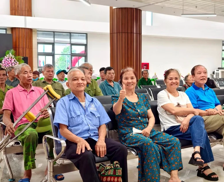 Gần 300 người có công được Bệnh viện Việt Đức khám sức khỏe miễn phí tại Ninh Bình - Ảnh 1.