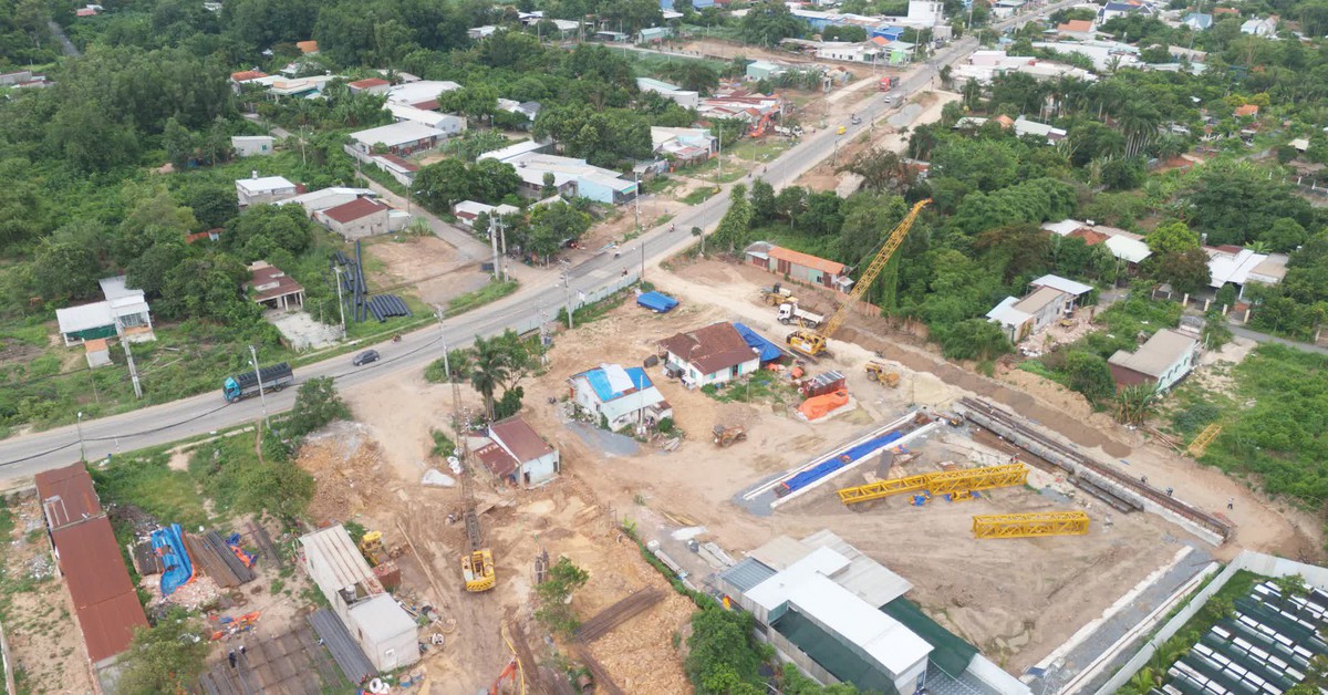 Cao tốc TP.HCM - Mộc Bài đồng loạt triển khai nhiều mũi thi công