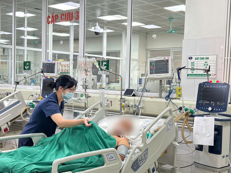 Người đ&agrave;n &ocirc;ng ph&ugrave; n&atilde;o nguy kịch sau 2 ng&agrave;y ăn tiết canh - Ảnh 1.