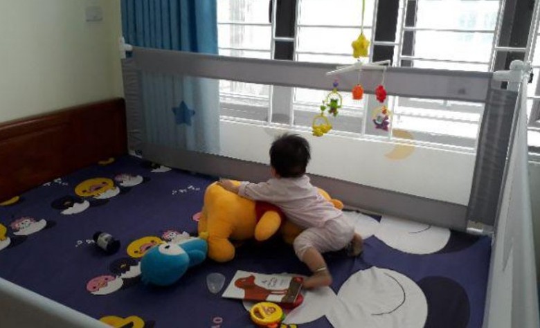 Kịp thời cứu sống trẻ suy h&ocirc; hấp, co giật do kẹt cổ v&agrave;o thanh chắn giường - Ảnh 1.