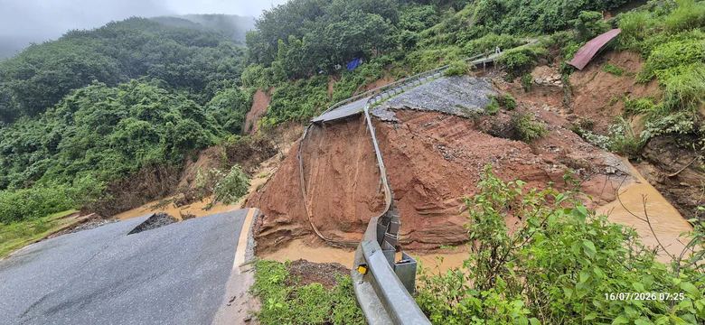 Mưa lớn g&acirc;y sạt lở, đứt nền đường, quốc lộ 12 v&agrave; 279 qua Lai Ch&acirc;u giao th&ocirc;ng gi&aacute;n đoạn - Ảnh 2.