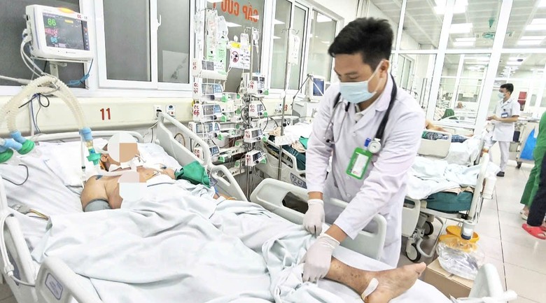 Bị gà mổ vào chân, cụ ông 94 tuổi nguy kịch vì uốn ván Bị gà mổ vào chân, cụ ông 94 tuổi nguy kịch vì uốn ván - Ảnh 1.