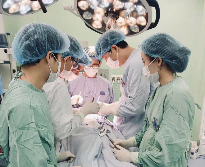 Phẫu thuật thành công khối u tuyến mang tai khổng lồ hơn 10cm cho 1 phụ nữ Mông Phẫu thuật thành công khối u tuyến mang tai khổng lồ hơn 10cm cho 1 phụ nữ Mông - Ảnh 2.