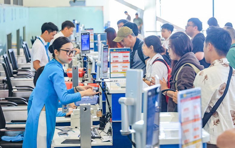 Giá nhiên liệu biến động, hàng không Việt vẫn duy trì đà tăng trưởng Hàng không tăng trưởng gần 10% về hành khách trong 6 tháng đầu năm - Ảnh 2.