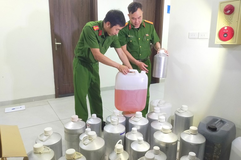 Thanh Hoá: Triệt phá đường dây sản xuất, buôn bán nước hoa giả thương hiệu nổi tiếng Triệt phá đường dây sản xuất, buôn bán nước hoa giả thương hiệu nổi tiếng - Ảnh 1.