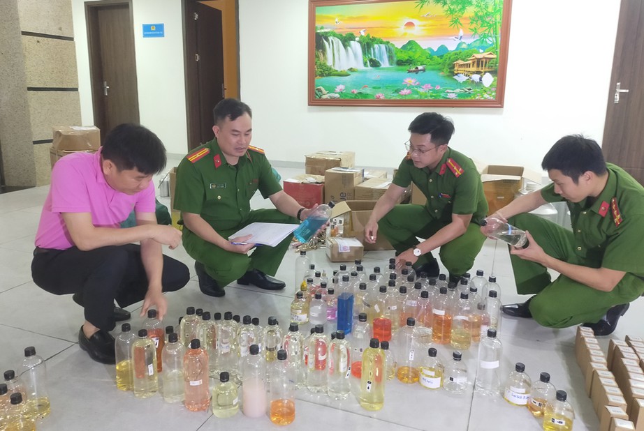 Thanh Hoá: Triệt phá đường dây sản xuất, buôn bán nước hoa giả thương hiệu nổi tiếng Triệt phá đường dây sản xuất, buôn bán nước hoa giả thương hiệu nổi tiếng - Ảnh 3.