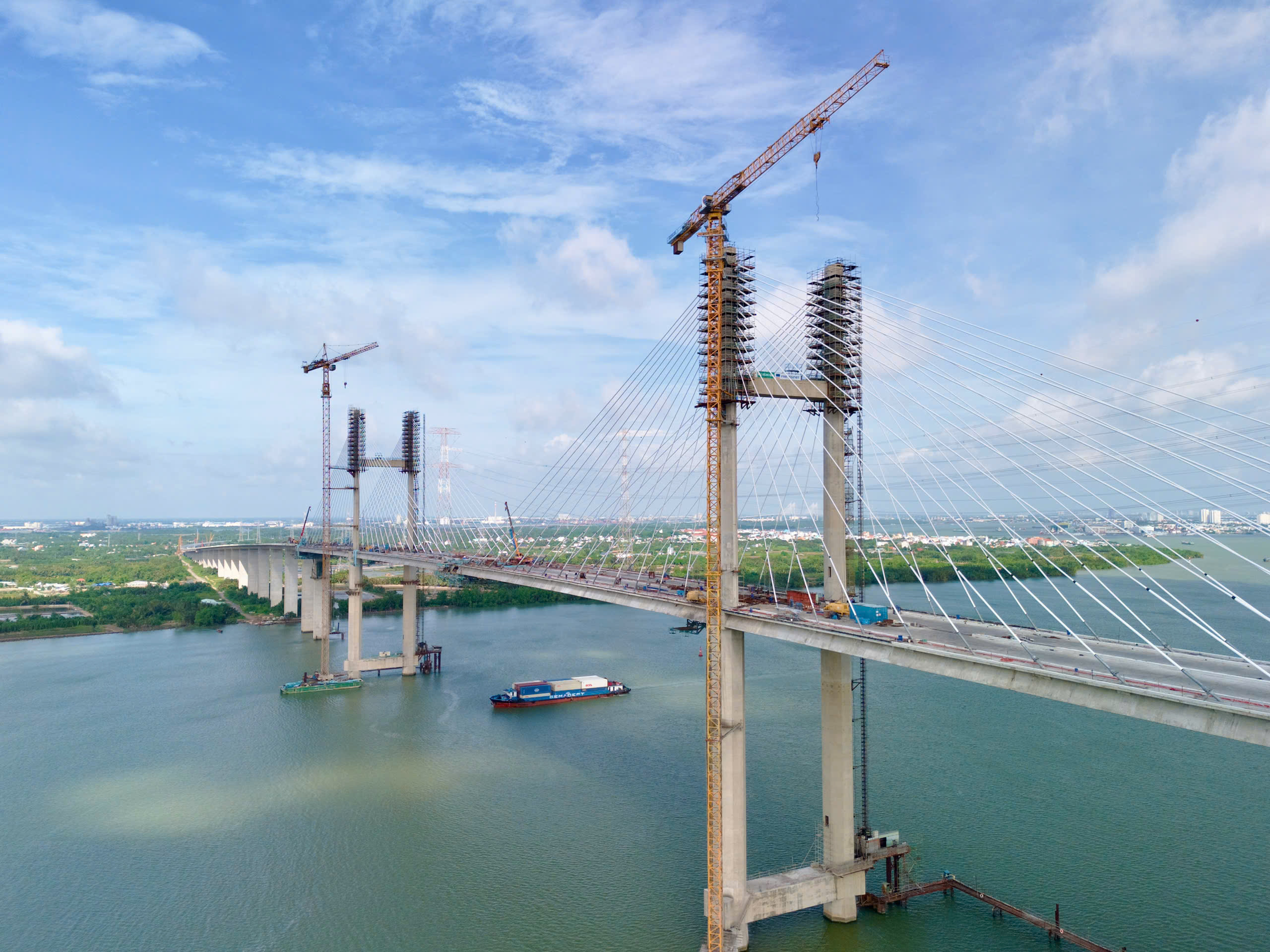 Cầu Phước Kh&aacute;nh hợp long, tiến gần ng&agrave;y th&ocirc;ng xe kết nối miền T&acirc;y với s&acirc;n bay Long Th&agrave;nh - Ảnh 1.