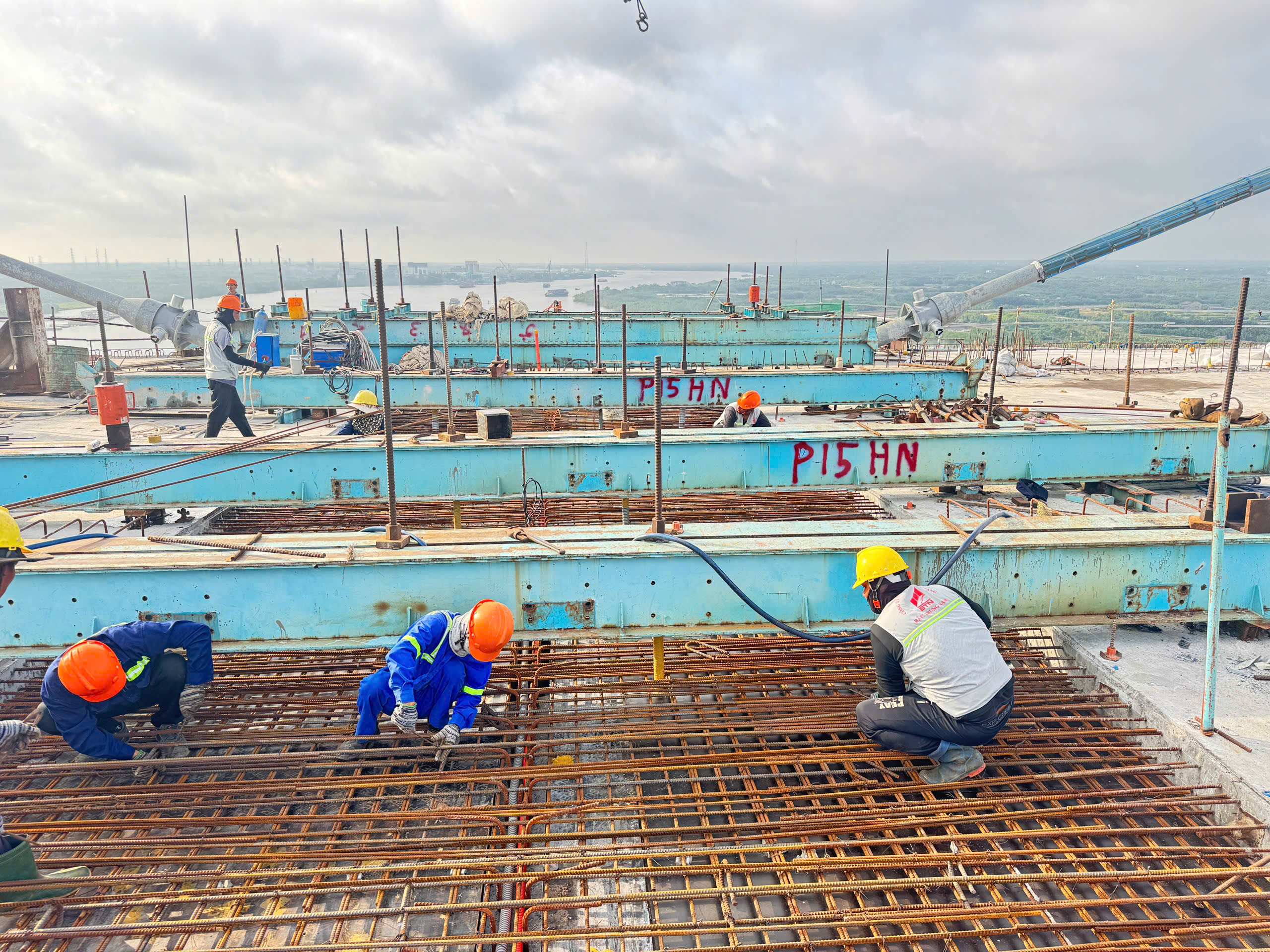 Cầu Phước Kh&aacute;nh hợp long, tiến gần ng&agrave;y th&ocirc;ng xe kết nối miền T&acirc;y với s&acirc;n bay Long Th&agrave;nh - Ảnh 7.