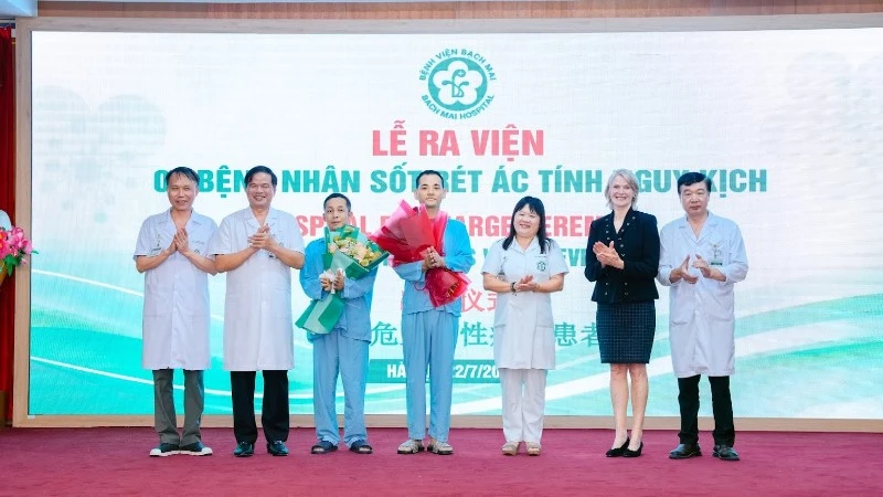 Thầy thuốc Bệnh viện Bạch Mai giành lại sự sống cho hai người bị sốt rét ác tính
