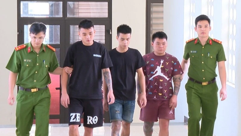 Bắt giữ nhóm đối tượng lấy cớ va quệt xe để cưỡng đoạt tài sản