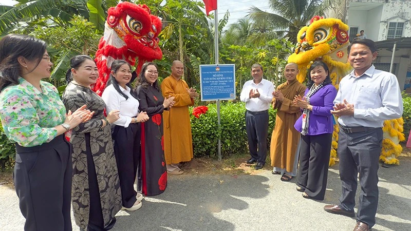 Vĩnh Long lan tỏa nhân rộng “Tuyến đường rợp bóng cờ bay”