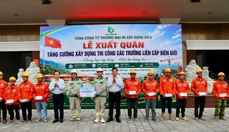 Điện Biên: 150 kỹ sư, công nhân chung sức xây dựng Trường nội trú liên cấp Nà Bủng