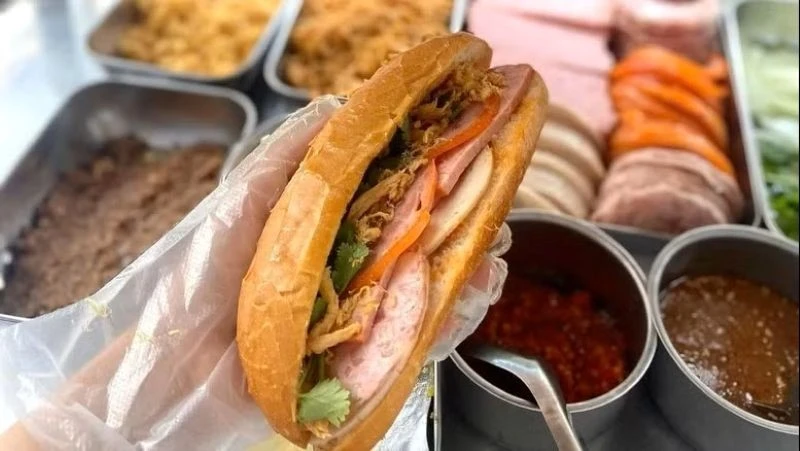 Khẩn trương điều tra, xử lý vụ 84 người phải nhập viện sau khi ăn bánh mì